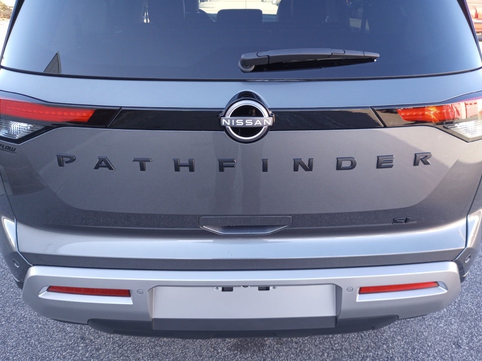 2023 Nissan Pathfinder SL FWD