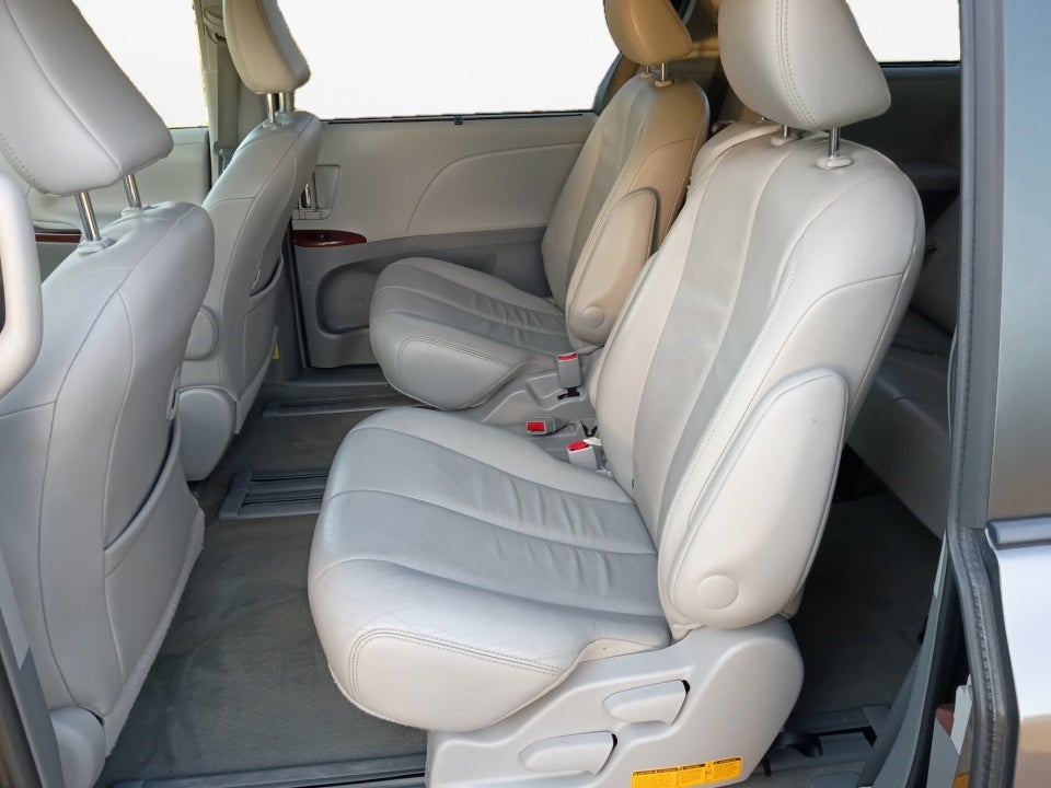2014 Toyota Sienna XLE V6 8 Passenger