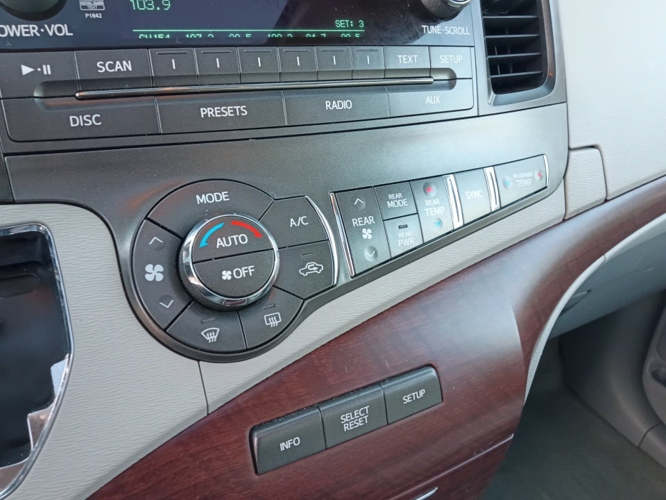 2014 Toyota Sienna XLE V6 8 Passenger