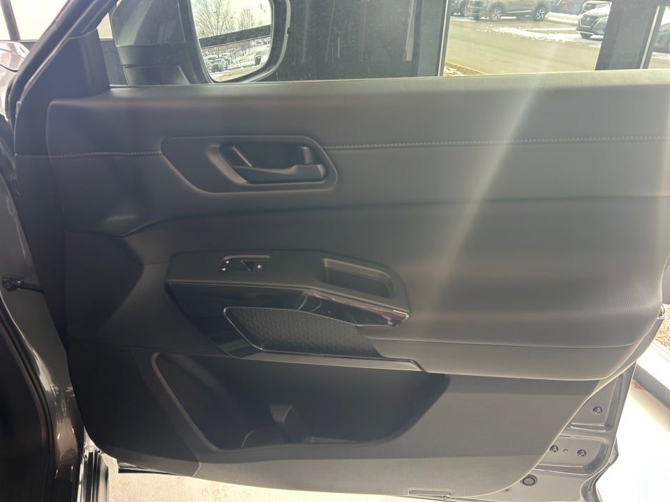 2025 Nissan Pathfinder SV FWD