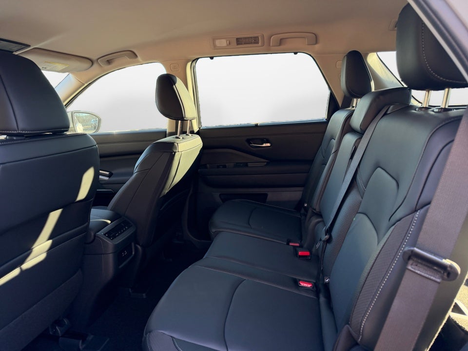 2025 Nissan Pathfinder SL FWD