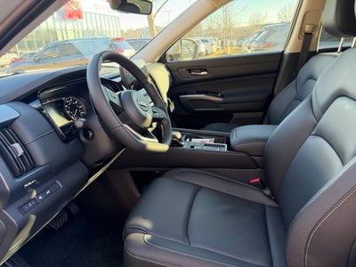 2025 Nissan Pathfinder SL FWD