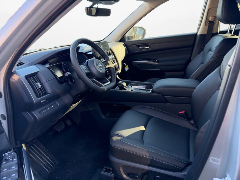 2025 Nissan Pathfinder SL FWD