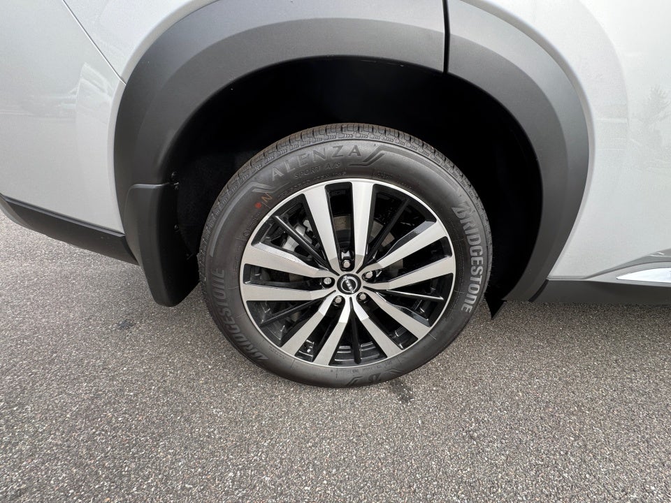 2025 Nissan Pathfinder Platinum FWD