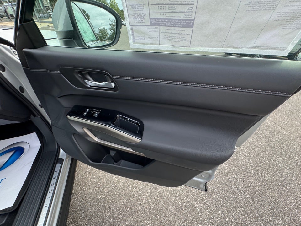 2025 Nissan Pathfinder Platinum FWD