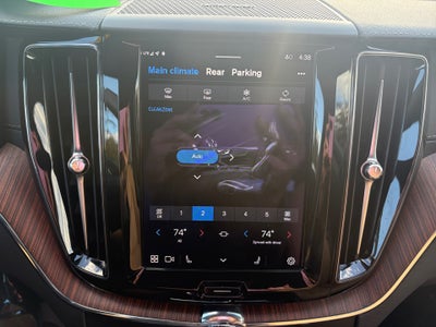 2023 Volvo XC60 B6 Ultimate Dark Theme