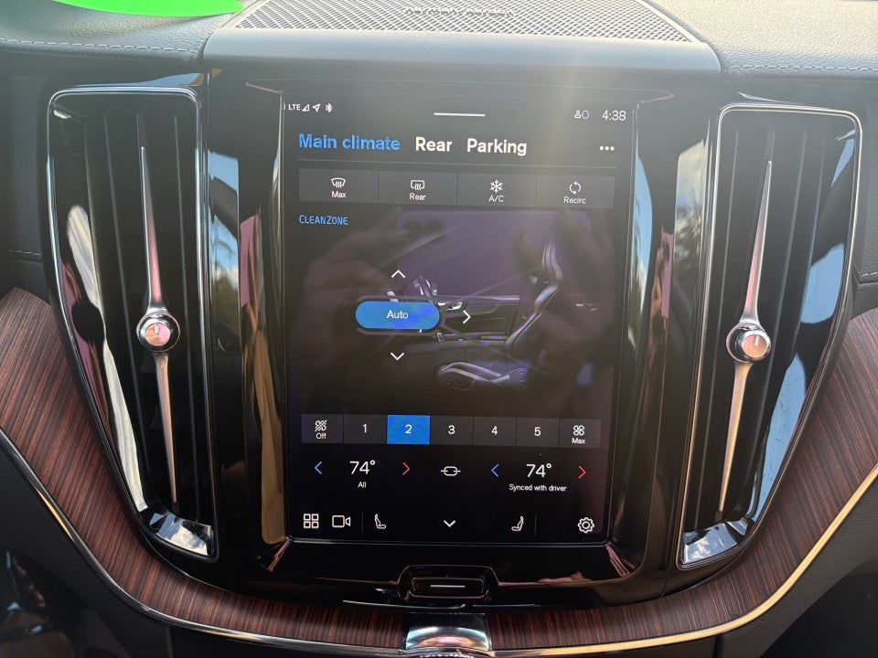 2023 Volvo XC60 B6 Ultimate Dark Theme