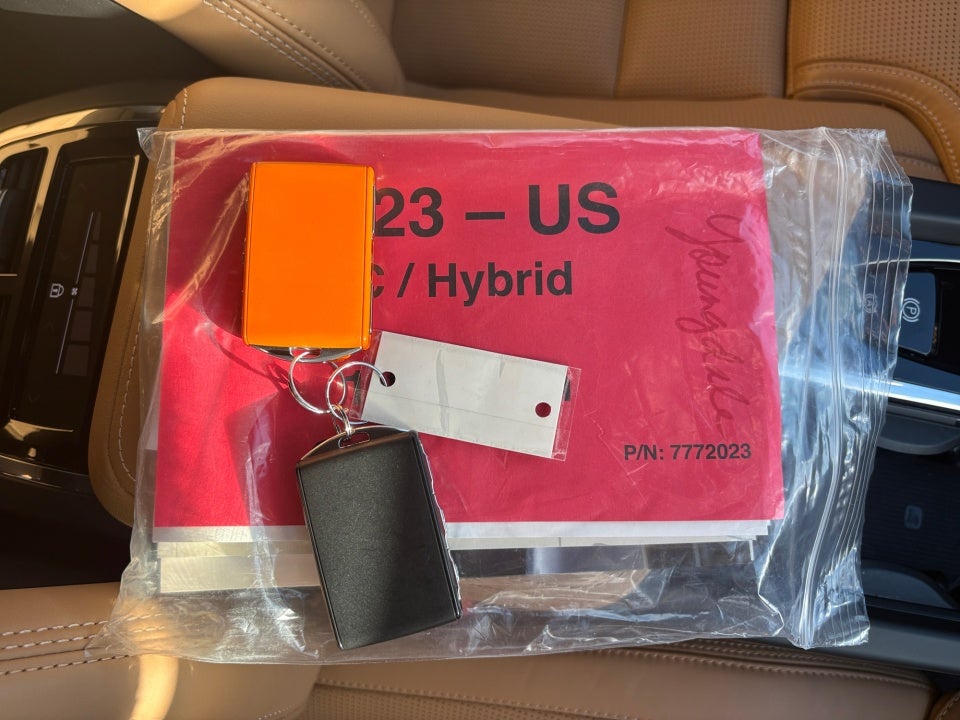 2023 Volvo XC60 B6 Ultimate Dark Theme