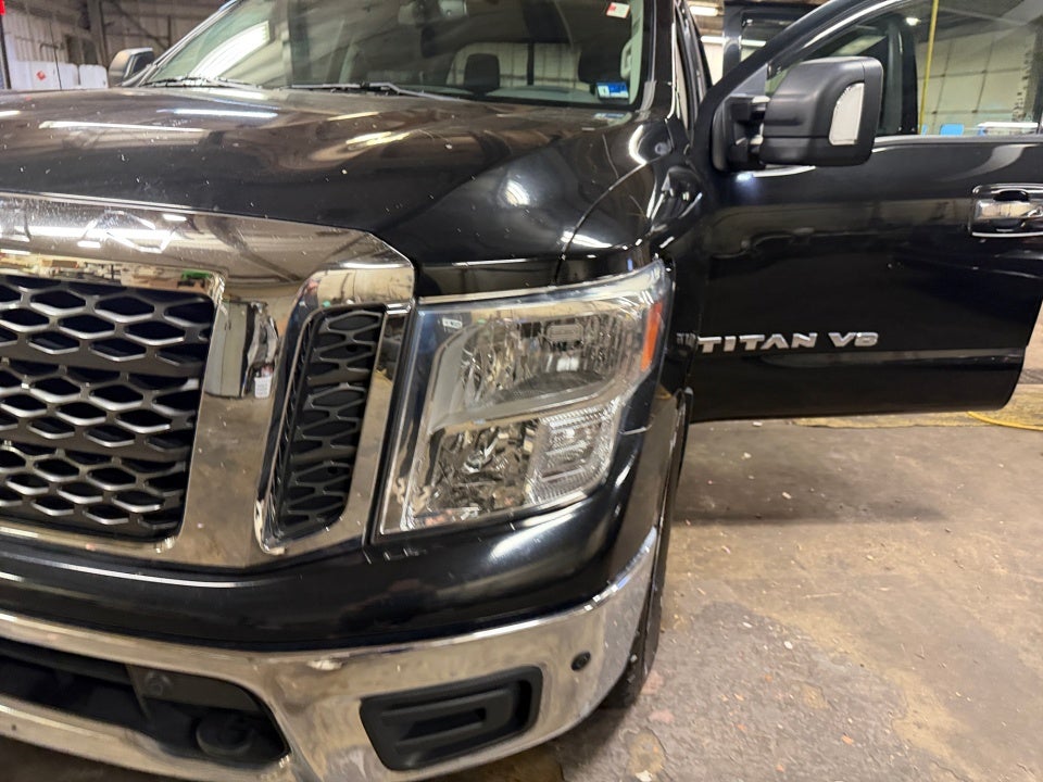 2018 Nissan TITAN SV