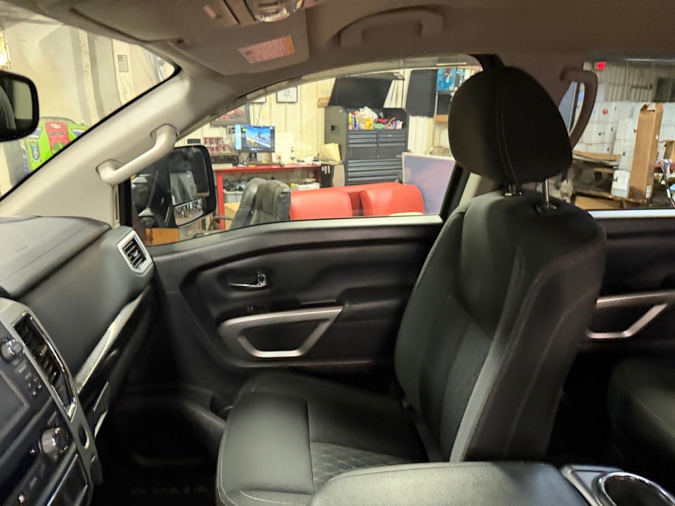 2018 Nissan TITAN SV