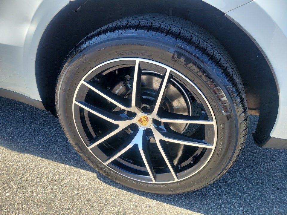 2023 Porsche Macan Base