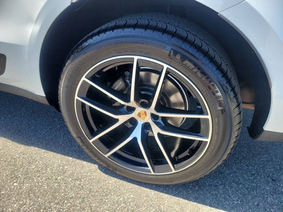 2023 Porsche Macan Base