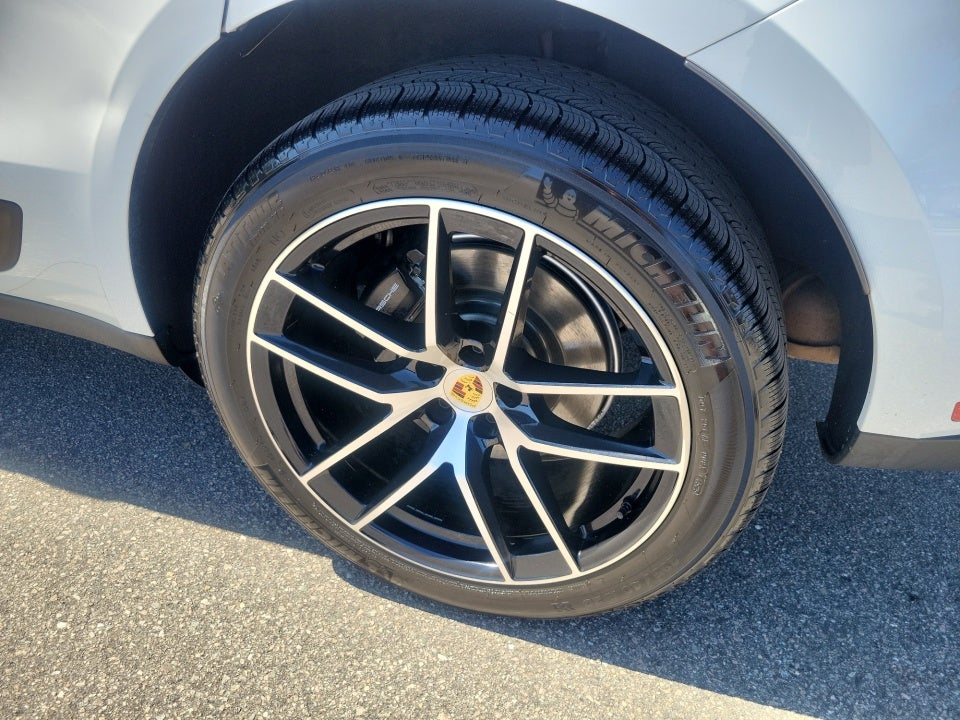 2023 Porsche Macan Base