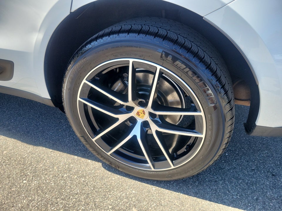 2023 Porsche Macan Base