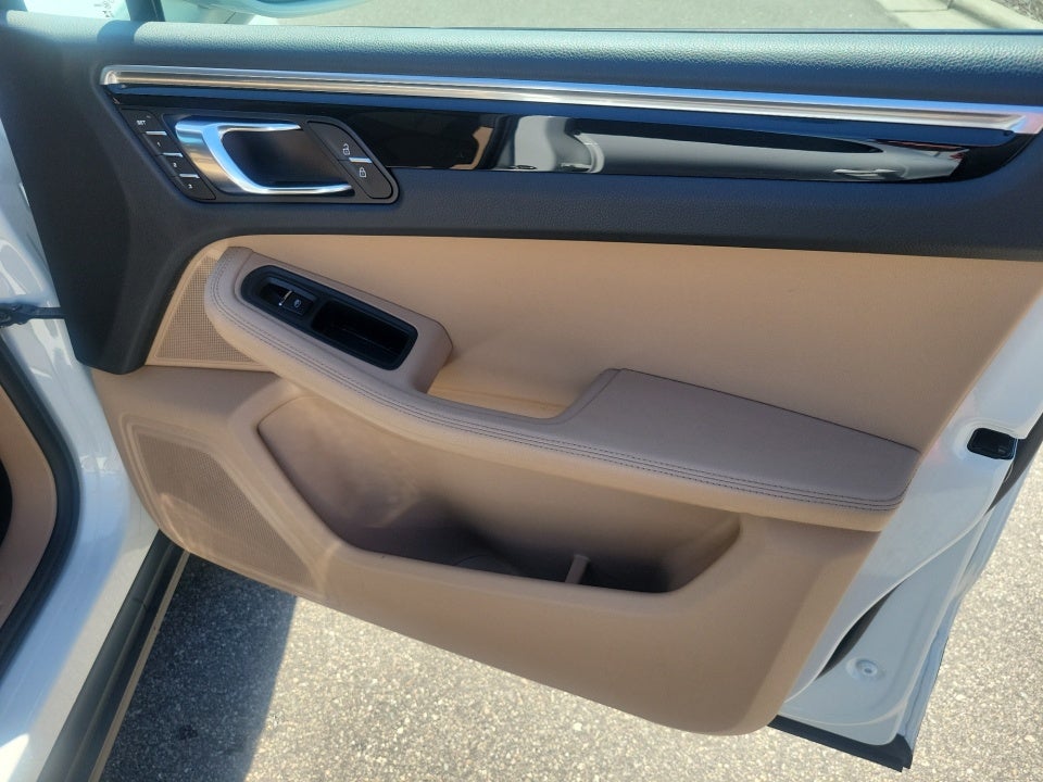 2023 Porsche Macan Base