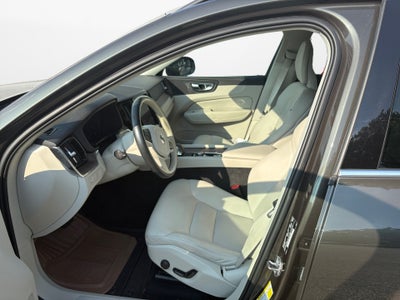 2022 Volvo XC60 Momentum