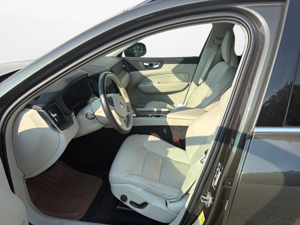 2022 Volvo XC60 Momentum