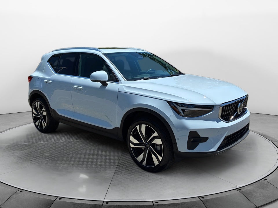2025 Volvo XC40 B5 Ultra Bright Theme