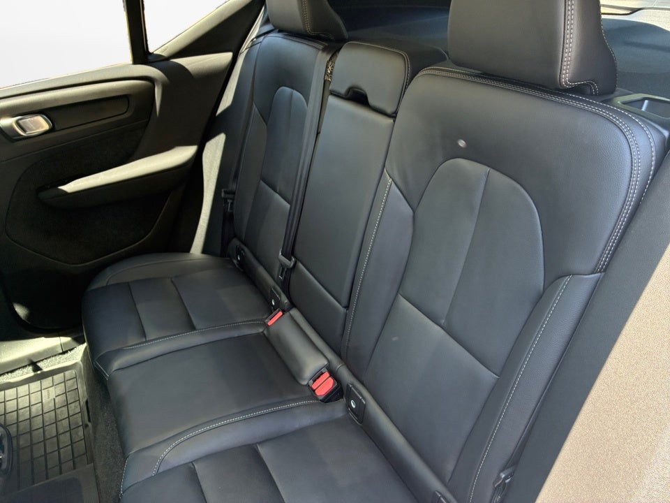 2025 Volvo XC40 B5 Ultra Bright Theme