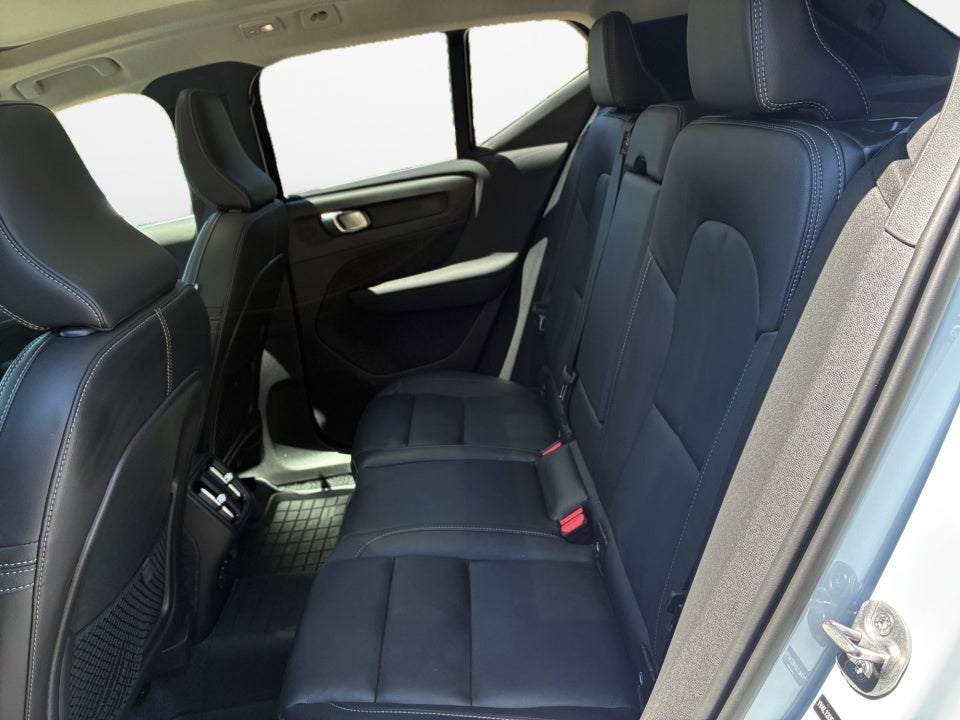 2025 Volvo XC40 B5 Ultra Bright Theme