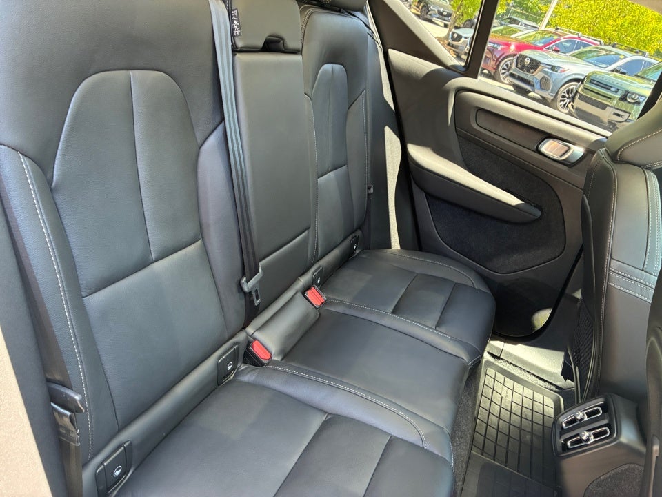 2025 Volvo XC40 B5 Ultra Bright Theme