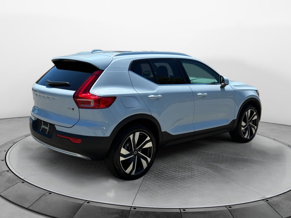 2025 Volvo XC40 B5 Ultra Bright Theme