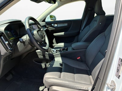 2025 Volvo XC40 B5 Ultra Bright Theme